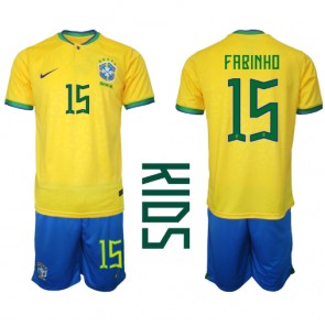 Brasilien Fabinho #15 Replika Babytøj Hjemmebanesæt Børn VM 2022 Kortærmet (+ Korte bukser)